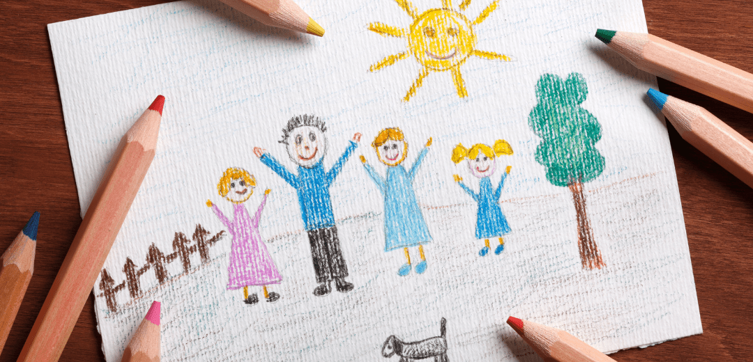 Kinderzeichnung einer glücklichen Familie mit Sonne, Baum und Zaun – symbolisiert Geborgenheit und Schutz.